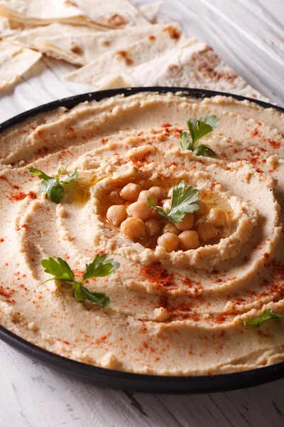 Hagyományos hummus és a pita kenyér. Függőleges — Stock Fotó