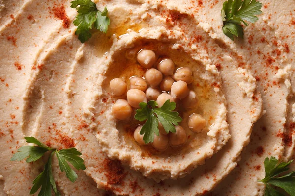 Hummus mit Paprika und Petersilie Makro horizontale Ansicht von oben — Stockfoto