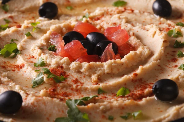 Hummus fatto in casa con olive e pomodori macro. orizzontale — Foto Stock