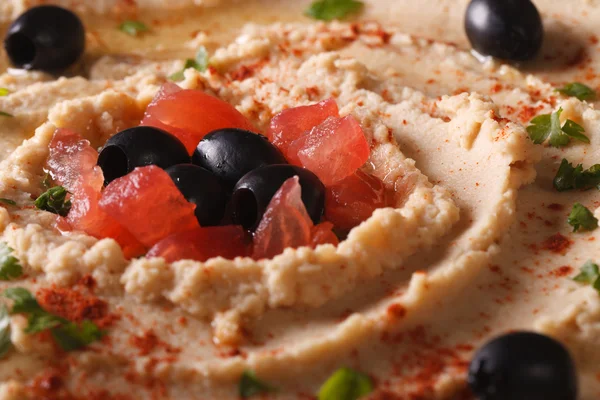 Hummus com azeitonas e tomates macro. Horizontal — Fotografia de Stock