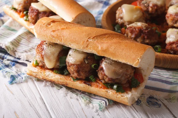 Bocadillo con albóndigas y queso de cerca en la mesa — Foto de Stock