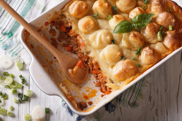 Shepherds pie in the baking dish closeup. Horizontal top view — Stock Photo, Image