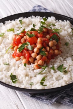 Domates soslu nohut pirinç yemek yakın çekim ile