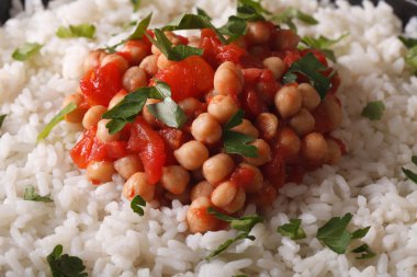 Pirinç nohut köri ve otlar makro arka plan ile