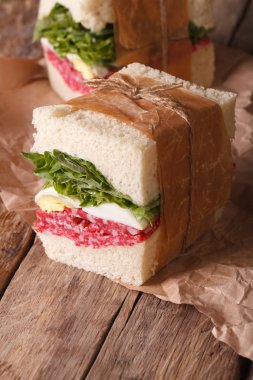 rustik salam, salata ve yumurtaları yakın çekim sandviçle 