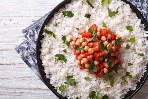 Arroz con garbanzo y perejil de cerca. Vista superior horizontal — Foto de Stock