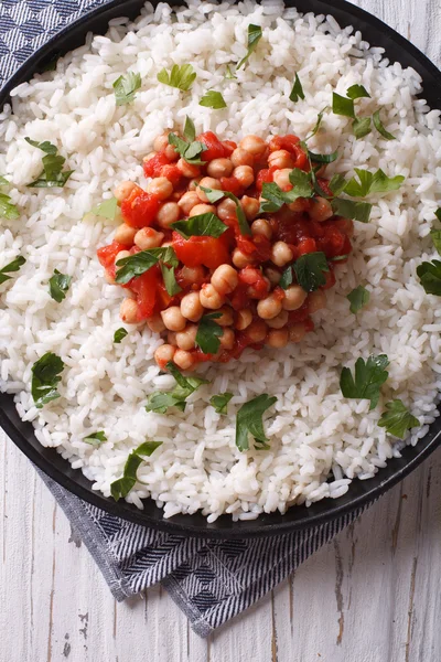 Rice with chickpea and parsley close-up. vertical top view — Stock Photo, Image