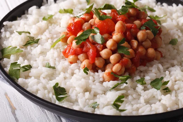 Reis mit Kichererbsen, Tomaten und Kräutern aus nächster Nähe. horizontal — Stockfoto