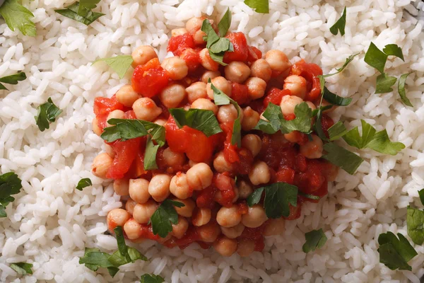 Rice with chickpeas and herbs macro background — Stock Photo, Image