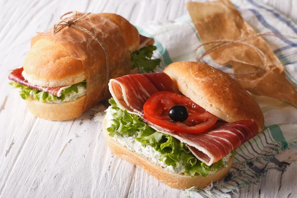 Sandwich dengan jamon, keju lembut dan sayuran segar — Stok Foto