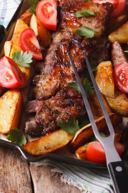 Barbekü domuz eti, patates ve domates ızgara tava üzerinde. Dikey üst vie