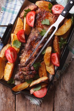  ev yapımı yiyecek: domuz eti, patates ve domates bir Pan. Dikey t
