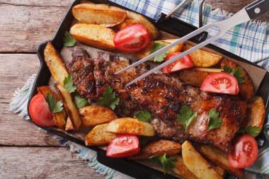 ev yapımı Barbekü: et ve patates yatay Üstten Görünüm