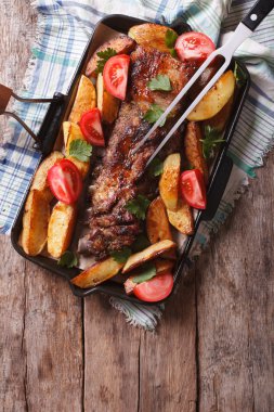 ev yapımı Barbekü: et ve patates dikey Üstten Görünüm