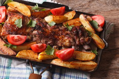 Domuz pirzola, patates ve domates portre. Yatay Üstten Görünüm