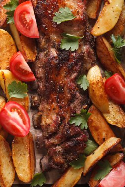 Domuz pirzola, patates ve domates makro. Dikey Üstten Görünüm