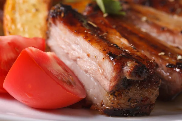 Côtes de porc et tomate sur une macro assiette. horizontal — Photo