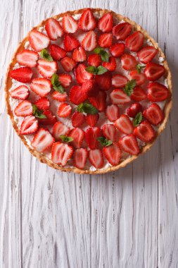 Taze çilek dikey üstten görünüm ile lezzetli tart