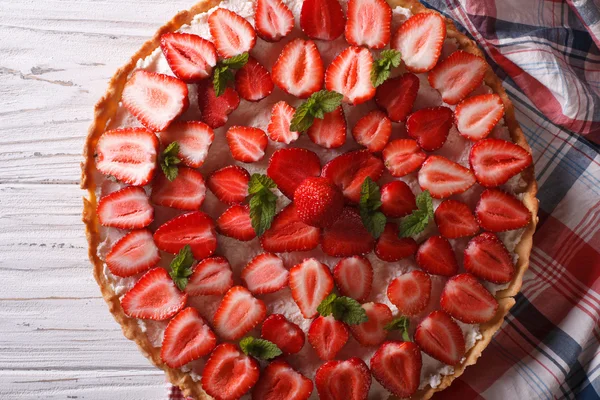 Prachtige taart met verse aardbeien close-up. horizontale terug naar boven — Stockfoto