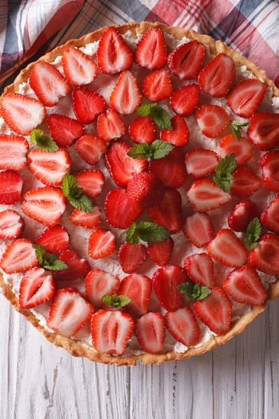 Zelfgemaakte taart met verse aardbeien close-up. bovenaanzicht — Stockfoto