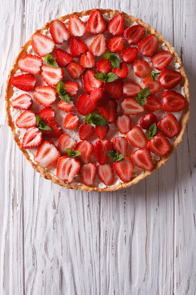 Heerlijke taart met verse aardbeien verticale bovenaanzicht — Stockfoto