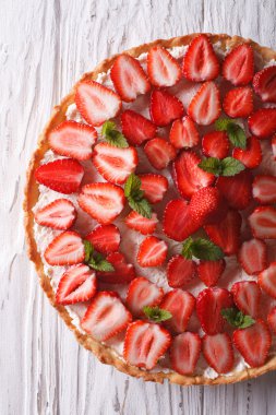 Taze çilek closeup dikey üstten görünüm ile lezzetli tart