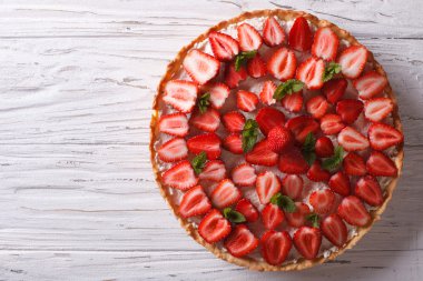 Taze çilek yatay üstten görünüm ile lezzetli tart