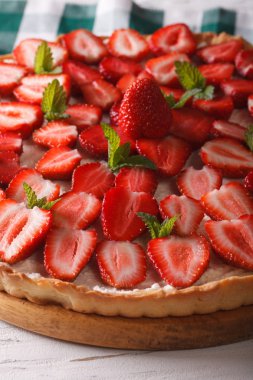 krem peynir ve nane closeup ile çilekli tart. dikey