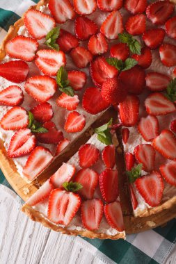 Çilekli tart closeup dilimlenmiş. Dikey Üstten Görünüm