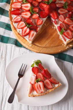 Çilekli tart yakın çekim dikey üstten görünüm parçası