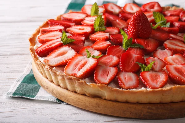 Tarta de fresa con queso crema y primer plano de menta. Horizontal —  Fotos de Stock