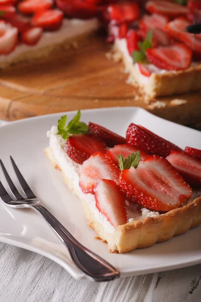 Piece of strawberry tart with cream cheese close-up. Vertical — Stock Photo, Image