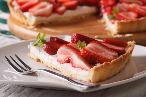 Trozo de tarta de fresa en un plato macro. horizontal — Foto de Stock