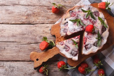 Bir kesme tahtası üzerinde tatlı çilek pasta. Yatay Üstten Görünüm 