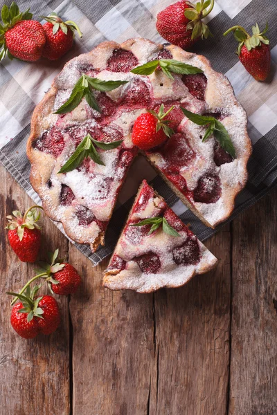 Sliced pie with fresh strawberries a close-up vertical top view — Stock Photo, Image