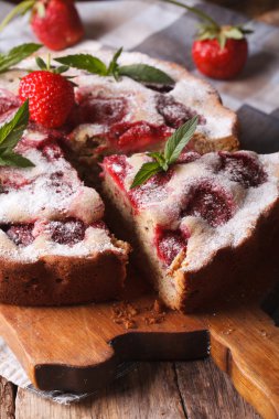 bir kesme tahtası makro nane ile Çilekli pasta. Dikey