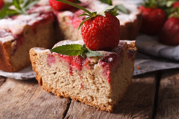 Stück Erdbeerkuchen in Großaufnahme auf einem Tisch. horizontal rustikal — Stockfoto