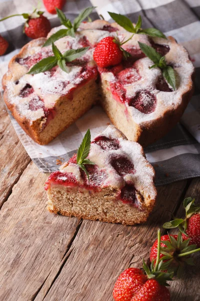 Torta de morango fatiada caseira close-up. Estilo rústico vertical — Fotografia de Stock