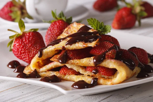 Leckere Crêpes mit frischen Erdbeeren und Schokolade — Stockfoto