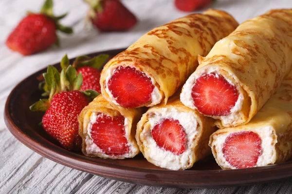 Crepes com morangos frescos e creme de queijo close-up — Fotografia de Stock