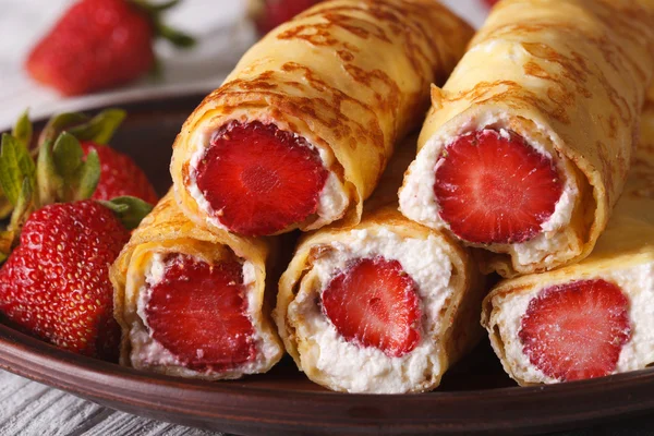 Rollos con fresas frescas y queso crema macro —  Fotos de Stock