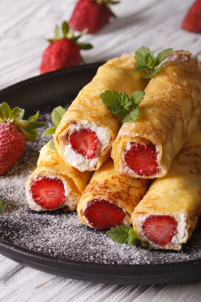 Crêpes aux fraises et fromage à la crème close-up. vertical — Photo