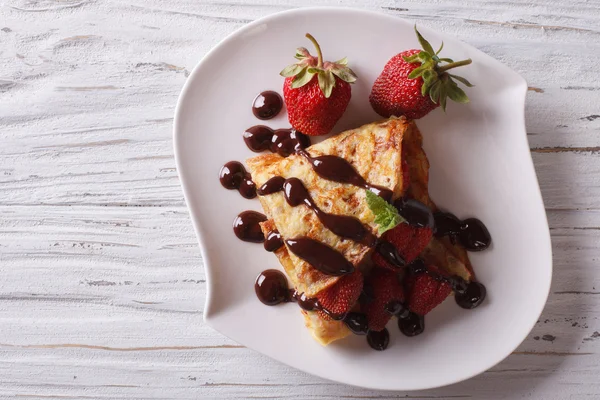 草莓与巧克力水平顶视图的薄饼 — 图库照片