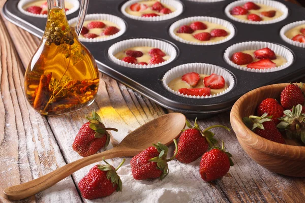 烹饪与新鲜草莓草莓松饼 — 图库照片