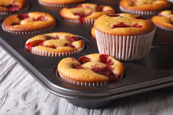 Muffins mit Erdbeeren in Auflaufform. horizontal — Stockfoto