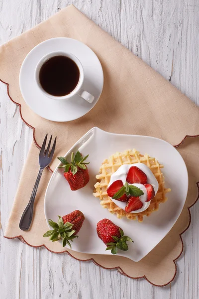 Våfflor med färska jordgubbar och kaffe. vertikala ovanifrån — Stockfoto