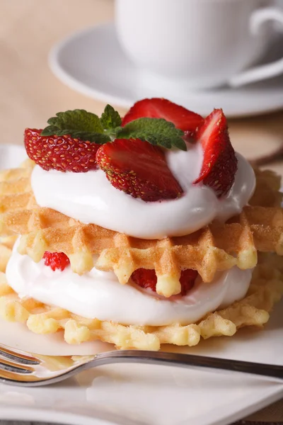 Gofres con fresa fresca y crema de cerca vertical — Foto de Stock