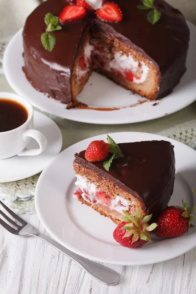 Kuchen mit Erdbeere und Schokolade in Nahaufnahme schneiden. vertikal — Stockfoto