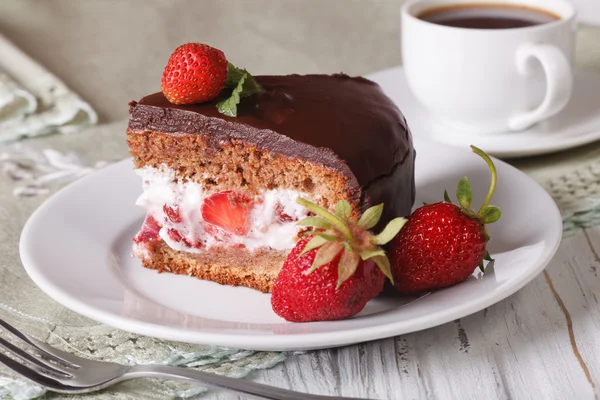草莓与巧克力蛋糕 — 图库照片
