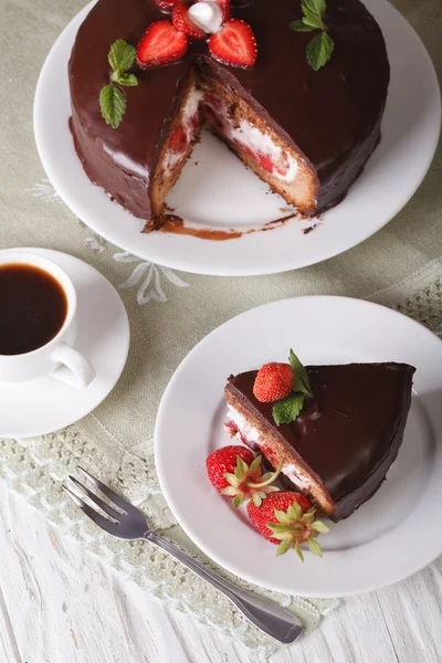 Aardbei taart met chocolade en koffie verticale bovenaanzicht — Stockfoto